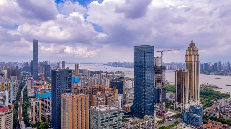 水泥地面出现裂缝是为什么？如何正确施工预防